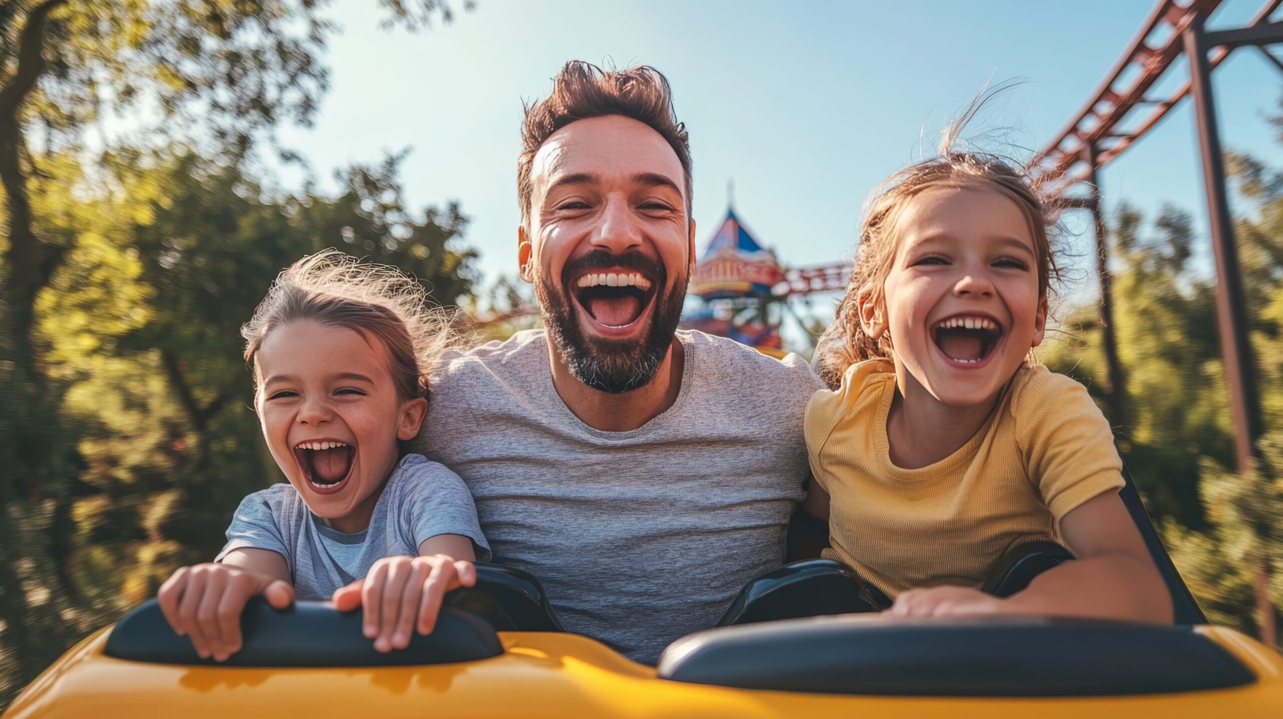 Aufregendes Familienabenteuer - Vater und Kinder genießen eine aufregende Achterbahnfahrt im Vergnügungspark